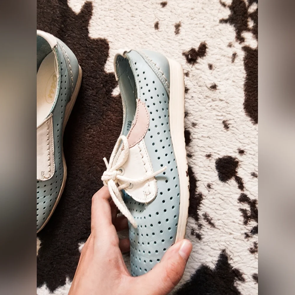 "BASS" WOMEN'S 70'S/80'S LACE UP SHOES - LIGHT BLUE - Picture 2 of 6
